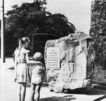 Таким долгие годы был памятник наместе высадки основного десанта 1942 года