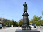 Памятник Герою Советского Союза гвардии генерал-майору Н.А.Токареву на Театральной площади в Евпатории