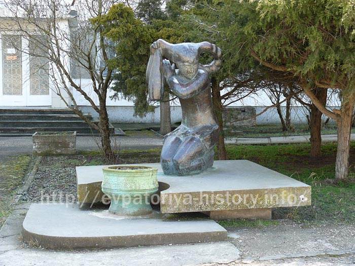 Скульптура ДЕВОЧКА С КУВШИНОМ у СЭС в Евпатории
