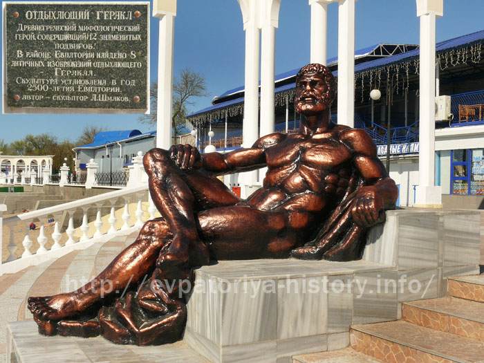 Скульптура отдыхающего Геракла на берегу моря в Евпатории