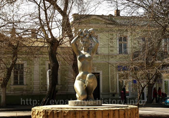 Скульптура МАТЕРИНСТВО на пересечении улиц Революции и Пионерской около евпаторийского родильного дома