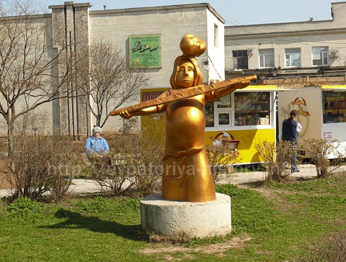 Скульптура пекаря около хлебозавода в Евпатории